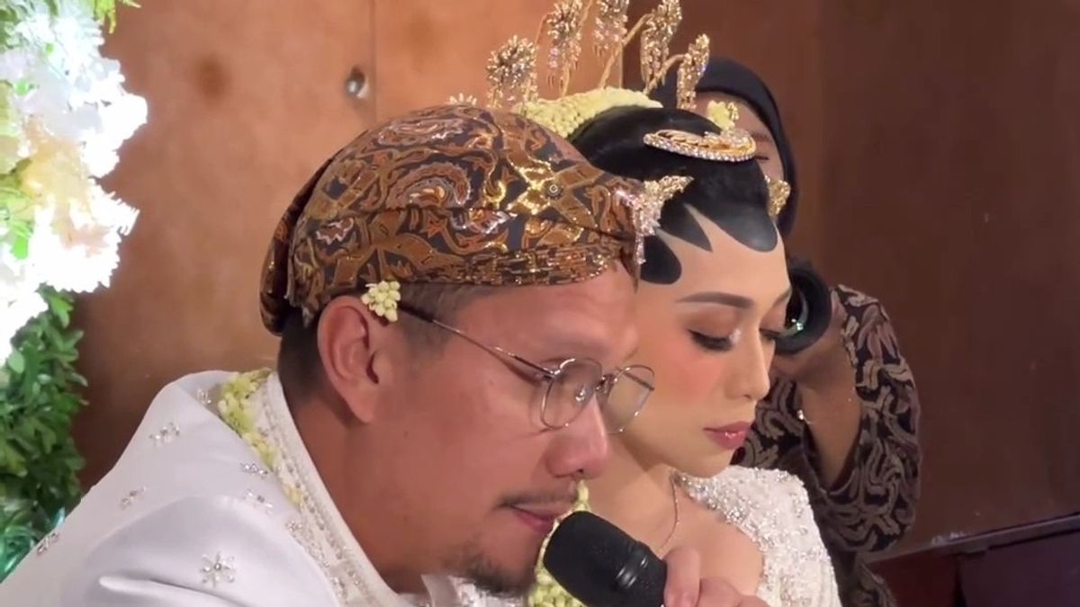Joyeux, Angga Puradiredja official mariage Dewi Andarini célébrer l’anniversaire en même temps
