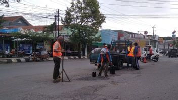 Regency Government Focuses On Repairing Kudus Streets That Gompal Due To Floods