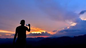 Cara Mudah Mengetahui Posisi <i>Sunset</i> Menggunakan Aplikasi di Smartphone