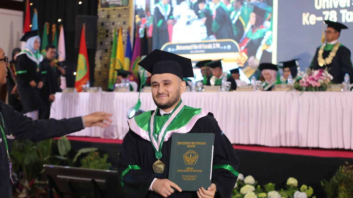 L'histoire d'un étudiant ouzbékistan apprend et obtient un diplôme satisfaisant à UIKA Bogor