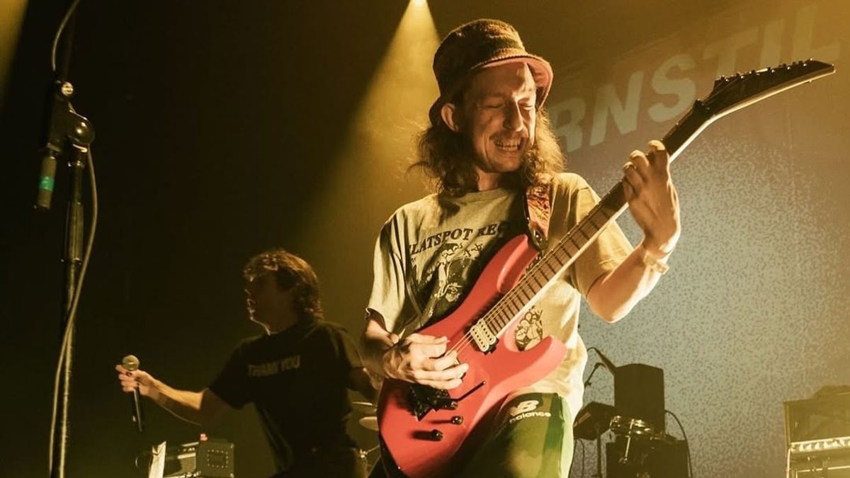 브래디 에버트는 터널로 향하는 침입 혐의로 그의 새로운 밴드에서 쫓겨났다.