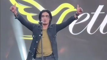 charly Van Houten veut donner des cadeaux au café et au musicien qui interprètent sa chanson