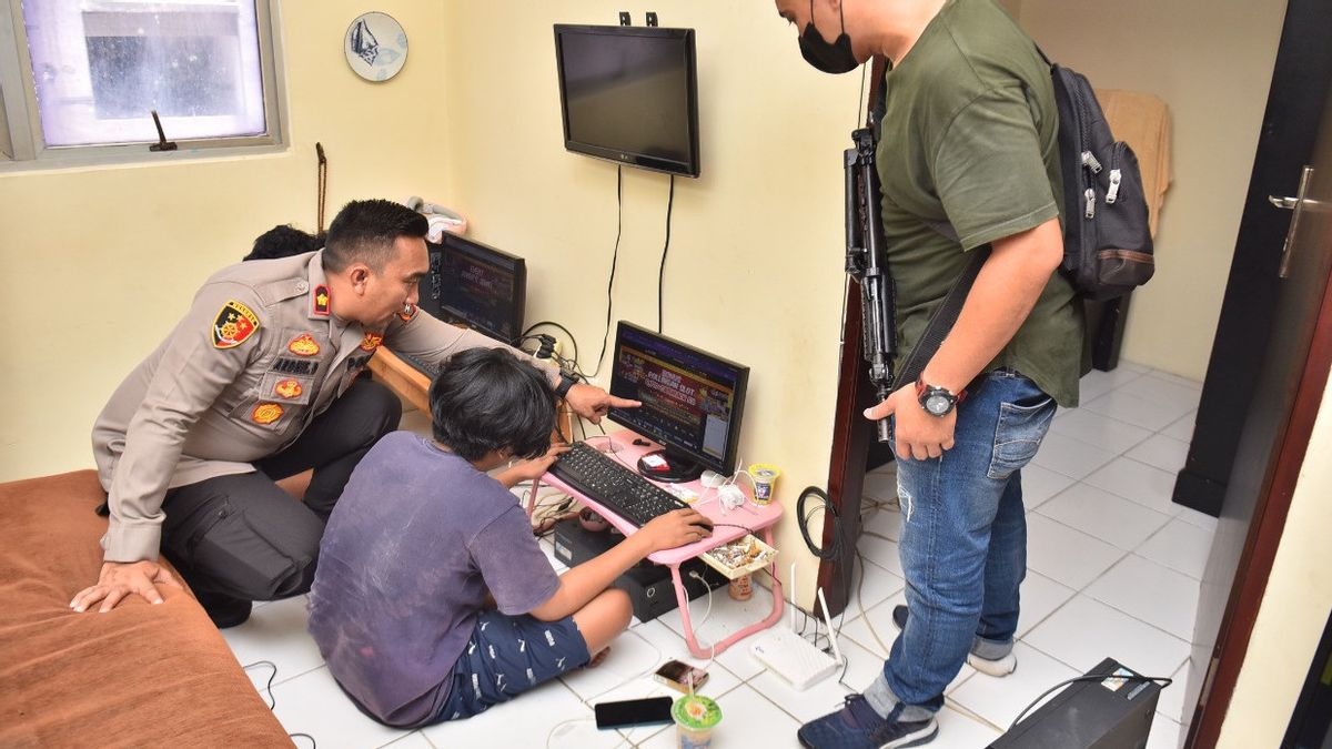 カンボジアから管理されているシティパークのアパートでオンラインギャンブルサーバーが襲撃され、警察がマネージャーに電話します
