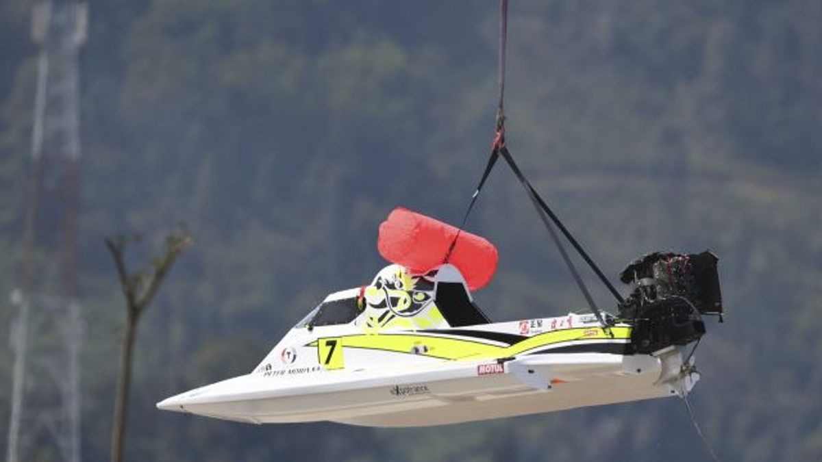 トバ湖でのパワーボートF1の第1ラウンド予選セッションは風のために延期されました