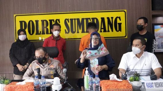 Narcotiques « Secoués », La Jeunesse De Sumedang Tega Menonjok Son Amant Jusqu’à Ce Qu’il S’effondre