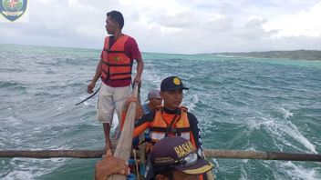 لا يزال فريق البحث والإنقاذ يبحث عن السياح من سولو تجرهم الأمواج في شاطئ أنيير