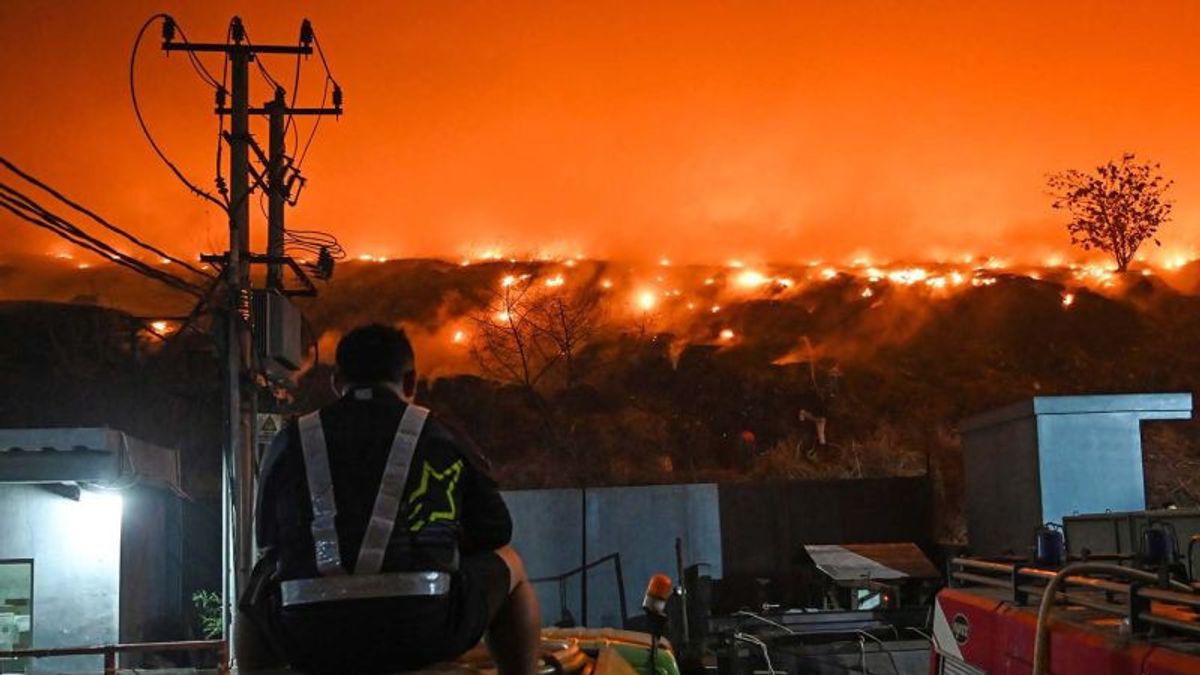 住民は、ラワクチンタンゲラン埋立地火災からの濃い煙のために避難しました