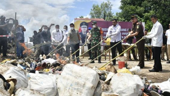 Kejari Bengkalis Musnahkan Ribuan Pasang Sepatu dan Tas Hasil Kejahatan Sastro Situmorang