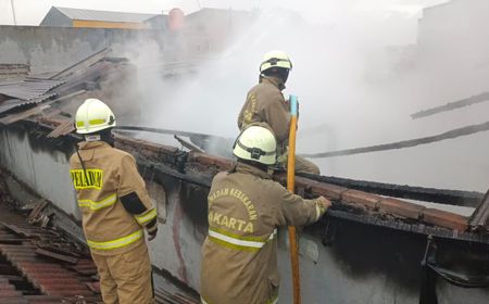 Permukiman Warga Duren Sawit Terbakar Akibat Rambatan Api Cerobong Asap