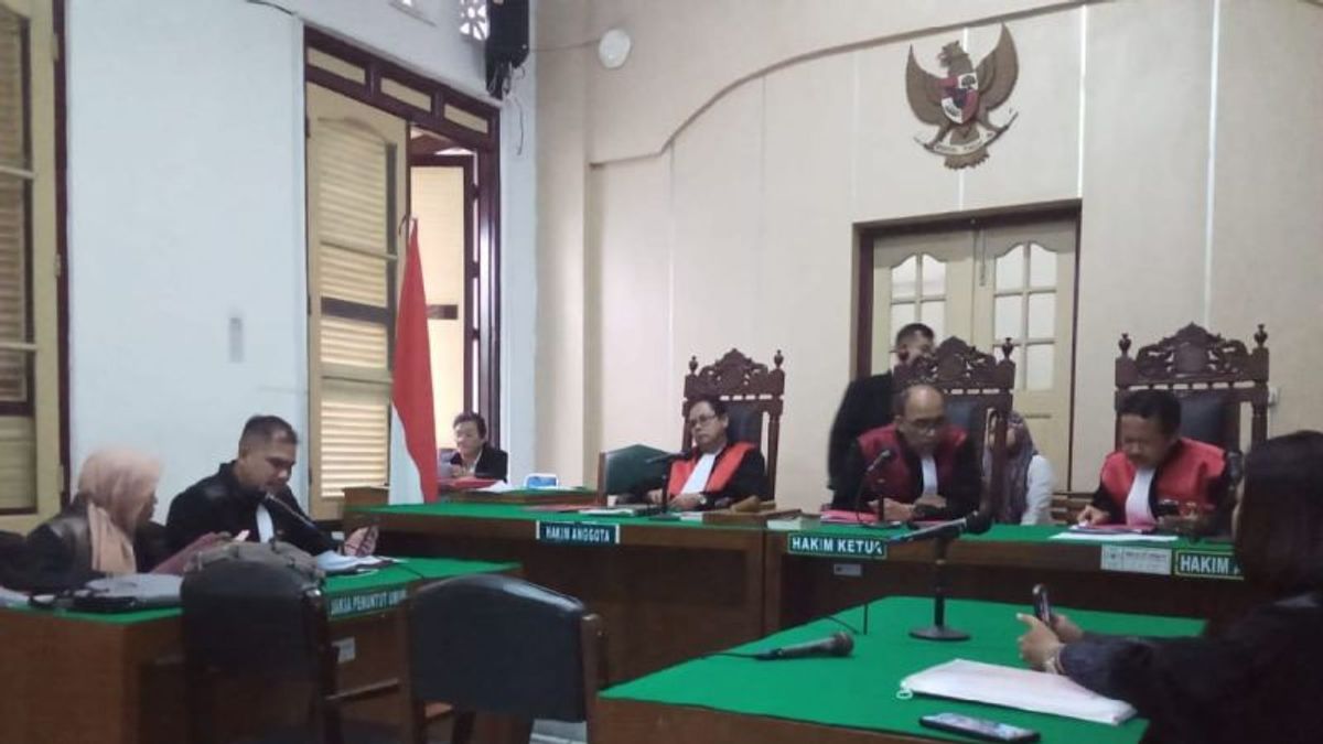 Prosecutors Demand 1.5 Years In Prison 2 Defendants Of Pangolin Scale Sellers In Medan
