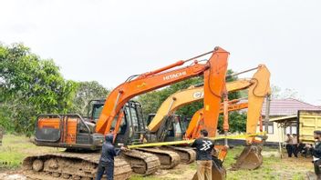南加里曼丹地区警察4台非法采矿的重型挖掘机