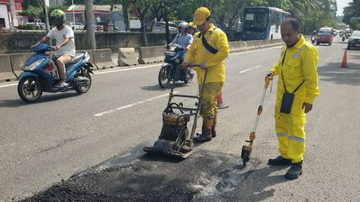 Telan Korban, Bina Marga DKI Baru Menambal Jalan Berlubang di Daan Mogot