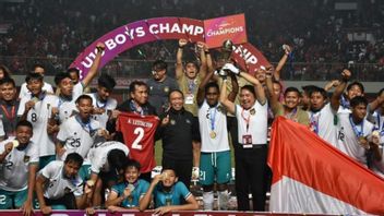 Criticized For Participating In Lifting The AFF U-16 Trophy, PSSI Chairman: I'm Black And Blue Protecting The National Team, But It's Up To Netizens