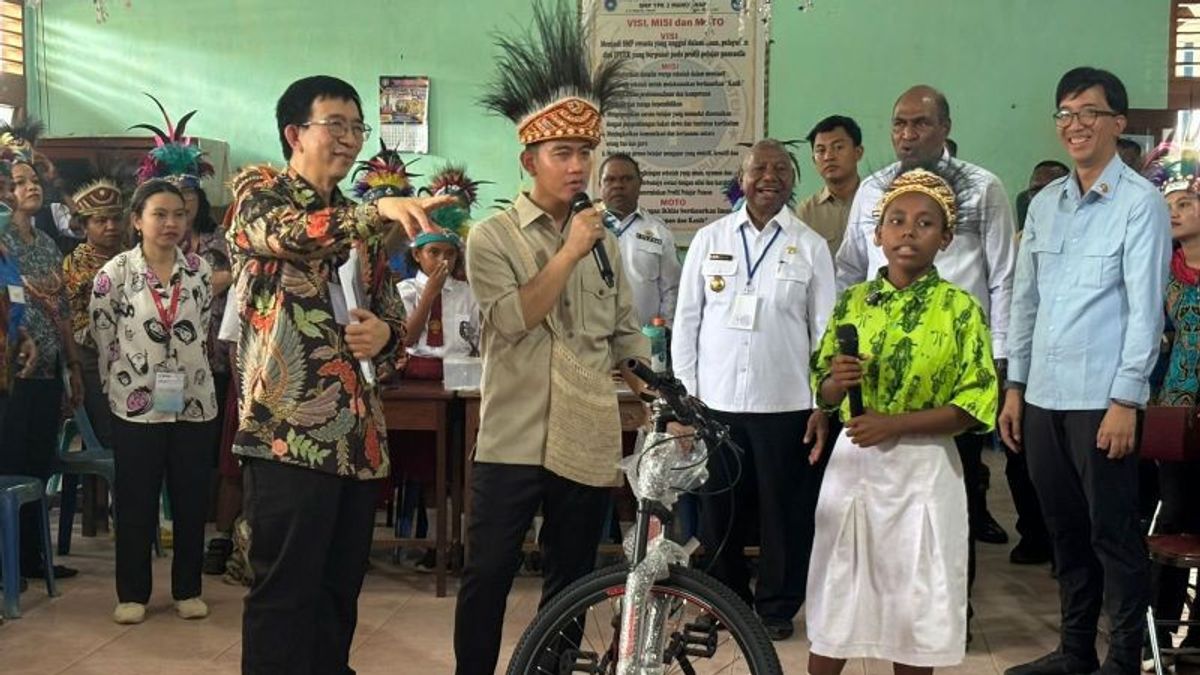 Wapres Gibran Beri Sepeda ke Siswa Manokwari Pandai Berhitung ala 'Gasing' 
