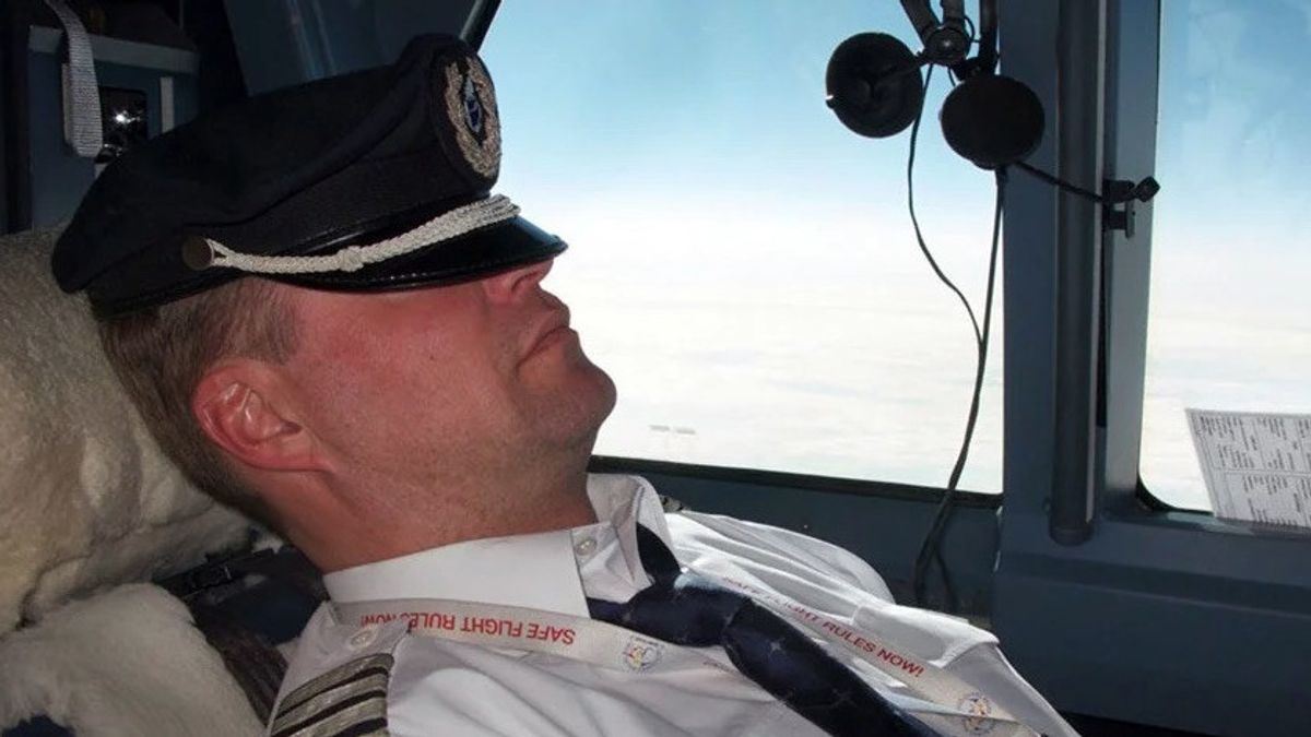 パイロットは飛行中に眠ることができますが、実施されている条件があります
