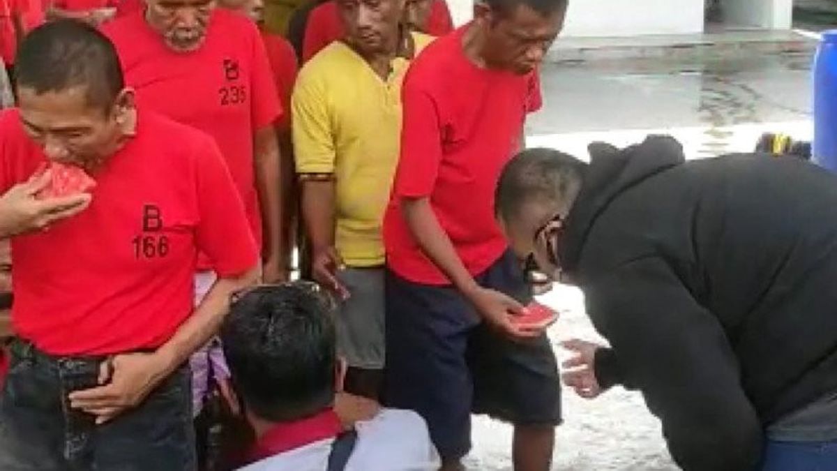 Viral Umpat Pengunjung Mal Surabaya 'Goblok' Pakai Masker, Putu Arimbawa Disanksi Beri Makan Orang Gila