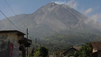 登山者は、メラピ山の頂上でインドネシアの記念日を祝うように思い出されます