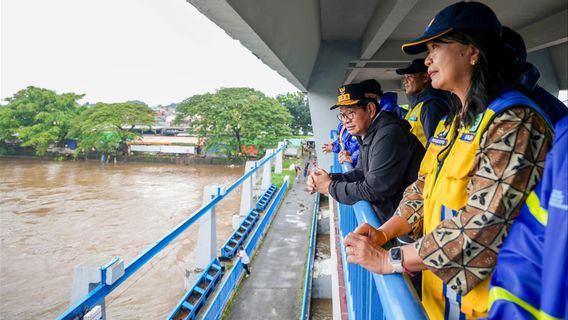 プラモノ・オガがジャカルタの洪水を克服するために、アンイスの頼みの綱である排水井戸を建設 