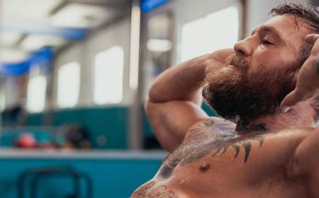 Kelewatan, Conor McGregor Ledek Wajah Kelvin Gastelum yang Cedera