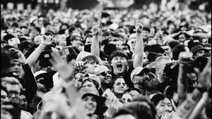 Penggemar Oasis Kumpulkan Dana untuk Penonton yang Meninggal Dunia saat Konser di Stadion Wembley