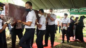 スラバヤに埋葬されたスリウィジャヤ航空Sj-182墜落事故のNAMエアファディリーパイロット犠牲者の遺体