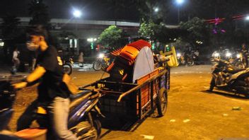 Satpol PP Tertibkan Pedagang di Benteng Kuto Besak Palembang