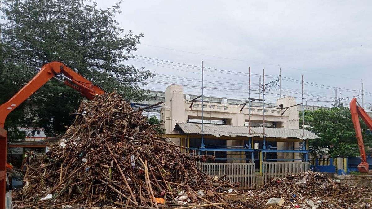 Sampah di Pintu Air Manggarai Terlihat Menggunung Sejak Minggu Malam