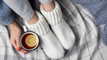 Bukan Sekadar Cuaca, Waspadai 5 Penyebab Kaki Terasa Dingin