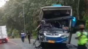  Bus Sumber Selamat 'Adu Banteng' di Ngawi, 6 Orang Terluka, Bodi Bus Ringsek