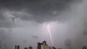 جاكرتا - ذكرت BMKG بإمكانات الأمطار والرياح القوية في جاكرتا مساء السبت