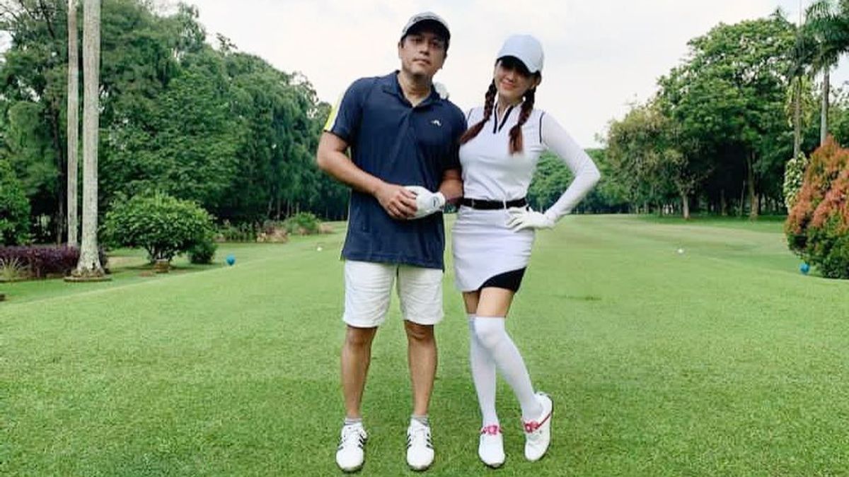 Foto Seksi Angel Karamoy Bersama Jose Poernomo ketika Main Golf