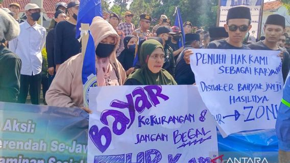 Lowest UMK In East Java, Hundreds Of Workers Protest At Situbondo Manpower Office