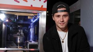 Ditemani Istri, Brooklyn Beckham Ungkap Alami Cedera Bahu