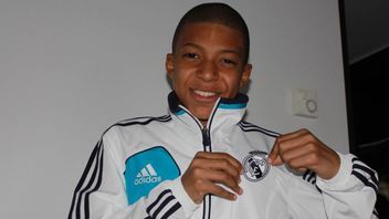 Voyant le petit Kylian Mbappé qui est devenu le Real Madrid et Cristiano Ronaldo