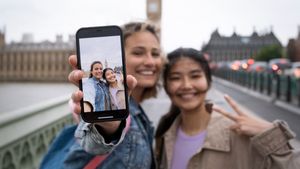Langsung Viral! Prompt Gemini AI Edit Foto Liburan Luar Negeri Jadi Konten Keren