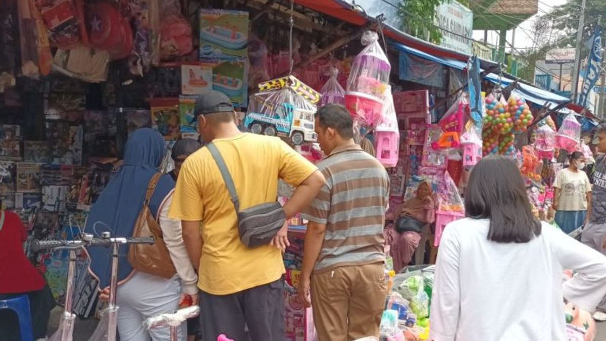 Residents Crowded Gembrong Market Hunting For Children's Toys