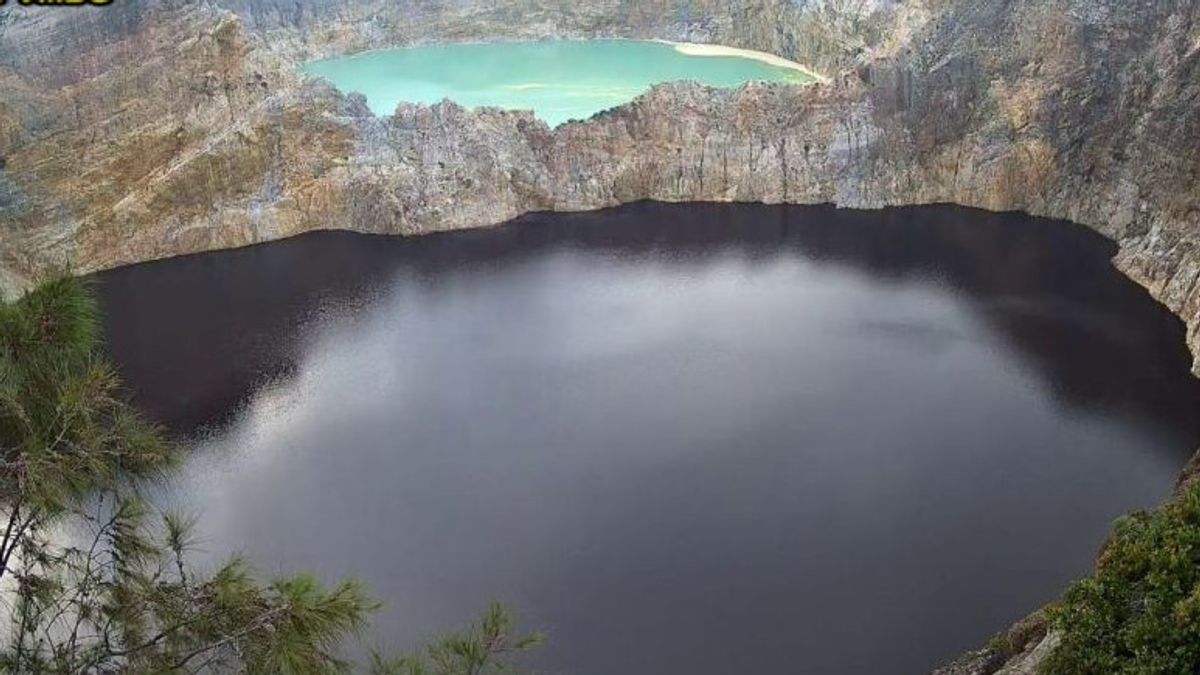 地質庁は、ケリムトゥ山にはまだマグマの供給があると言います