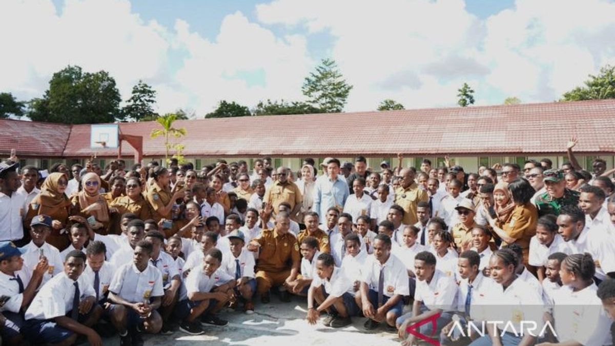 Vice President Gibran Visits Boarding School at Timika Education Center