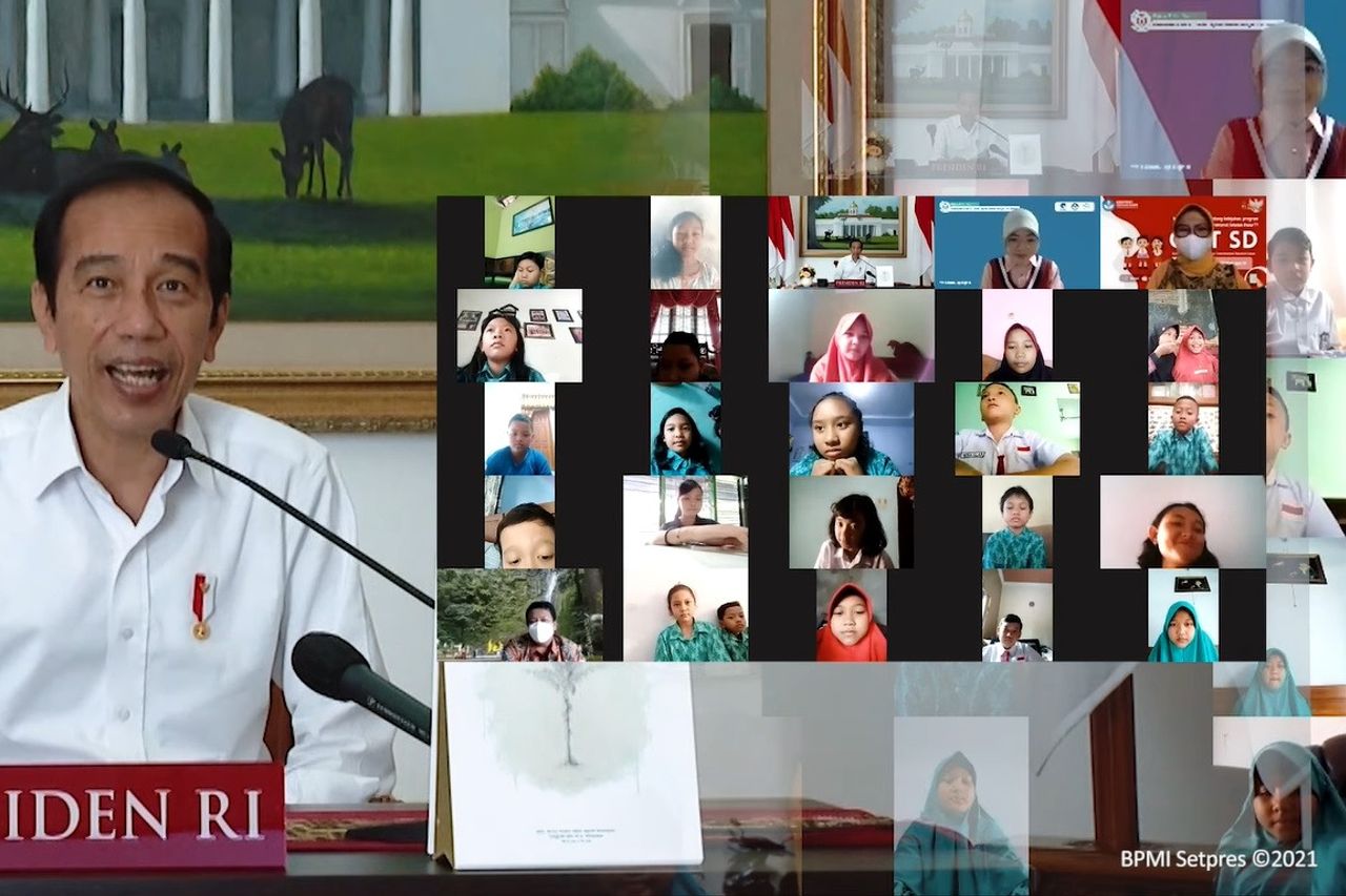 Listening To Elementary School Children's Confessions 'Sir, It's Been Too Long At Home,' Jokowi Smiles Explaining The Government's Reason For Canceling Face-to-Face Schools