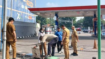 Un éclaboussure d’essence mélangée en eau au station de détail Pertamina Bekasi, responsable des véhicules endommagés