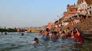 Puluhan Mayat Diduga Terinfeksi COVID-19 Mengapung di Sungai Gangga, India Gelar Penyelidikan