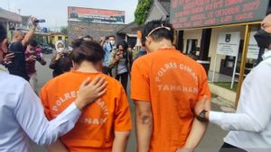 Sering Dengar Jeritan dan Tangis, Warga Bandung Barat Dibantu Petugas Bobol Tembok Rumah Pasutri Selamatkan Korban