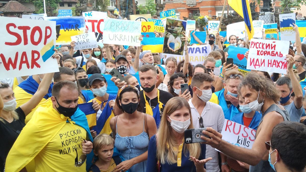 يحمل ملصقات "أوقفوا الحرب"، مئات الأوكرانيين في بالي يصلون إلى مكتب القنصلية يطلبون وقف الغزو الروسي