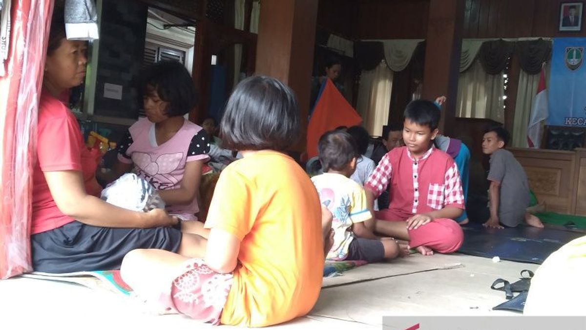 Hundreds Of Residents Affected By Solo Floods Evacuate In Gandekan Village