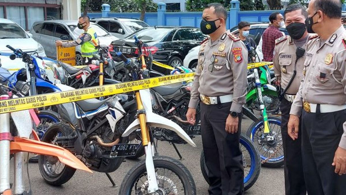 超级摩托车手说他们不知道他们是否进入收费公路，被警察开罚单，摩托车被捕