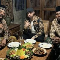 Viral Unggahan Snoop Dogg Nongkrong Bareng Eminem Pakai Batik dan Peci