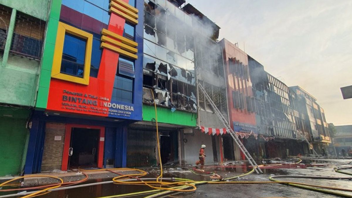 Grand Theater Senen Burned By Massa, Spreads To 4 Shophouses