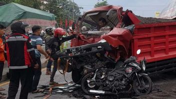 Accident In Ungaran, Truck Carrying Soap Hits 3 Other Trucks And Hits 4 Motorcycles
