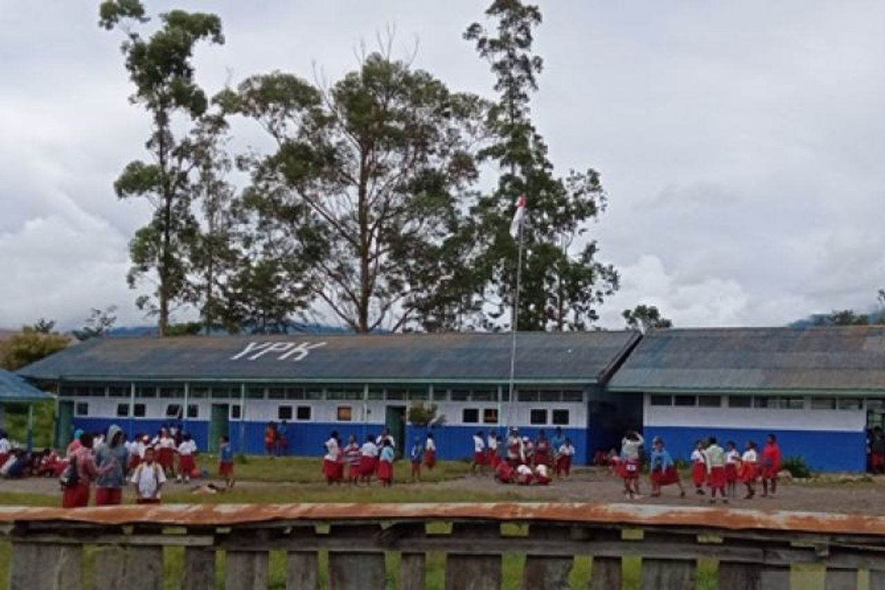 パプアで初めて、小学校と幼児学校の1年生の生徒がジャヤウィジャヤ地域言語を学びます