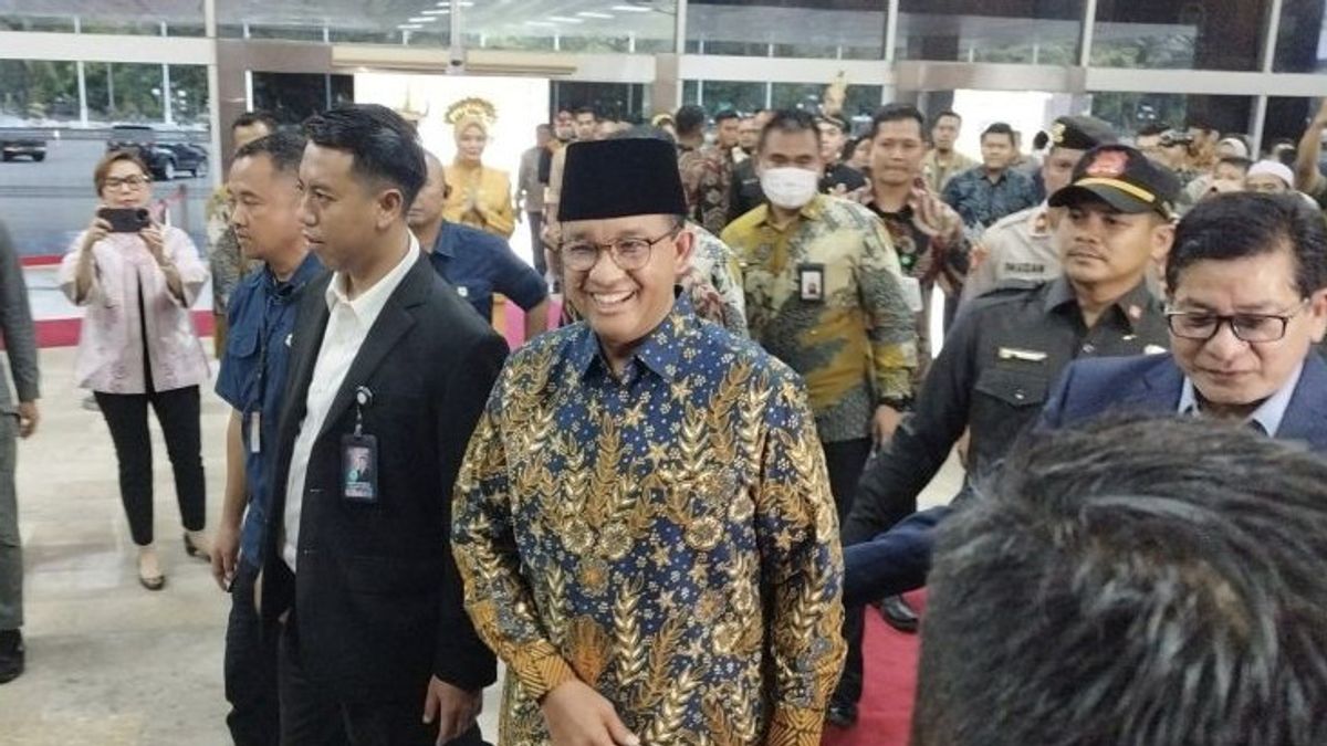 Pakai Batik Coklat-Biru, Anies Tiba di Senayan Hadiri Saresehan DPD
